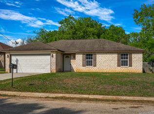 111 Windcrest, Floresville, TX 78114