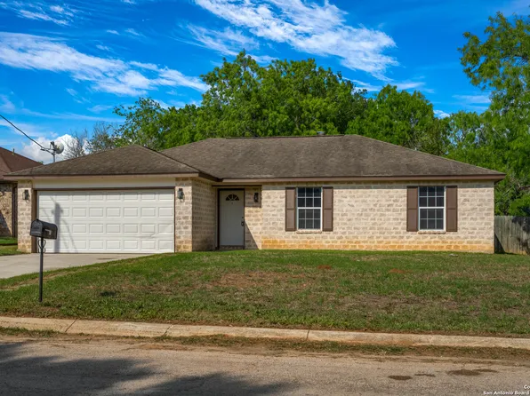111 Windcrest, Floresville, TX 78114