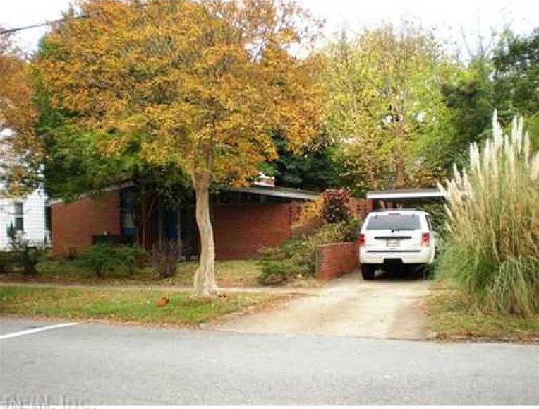 1st image of 1121 Surrey Cres