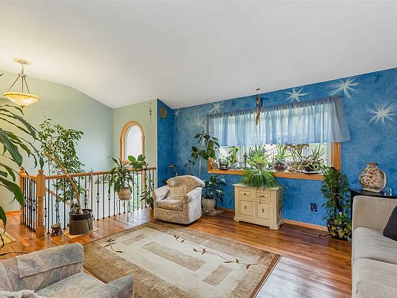 3rd image of 22 Barrington Dr