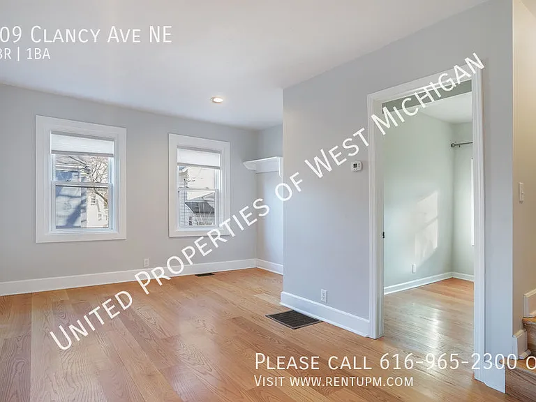 709 Clancy Ave NE — Photo 4
