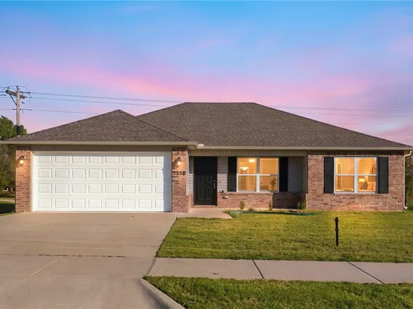 2558 Chittick St, Pea Ridge, AR 72751