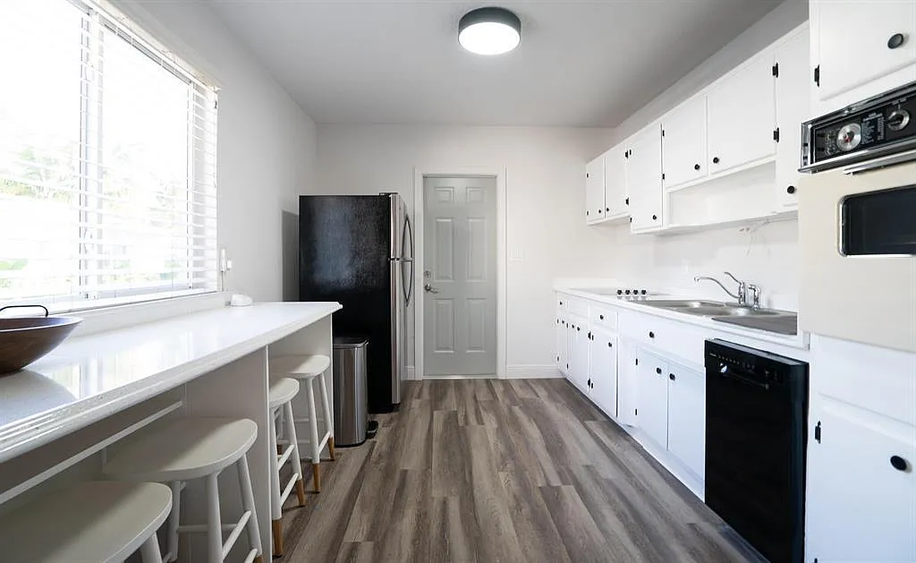 3 bed, 2.0 bath, 1184 sqft, $2,700 — Photo 4