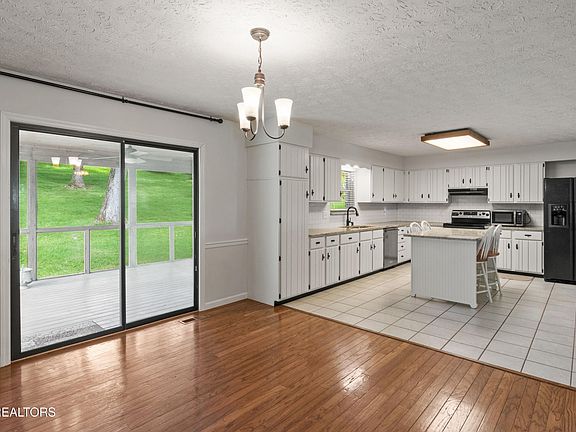 5th image of 7509 Shaker Dr