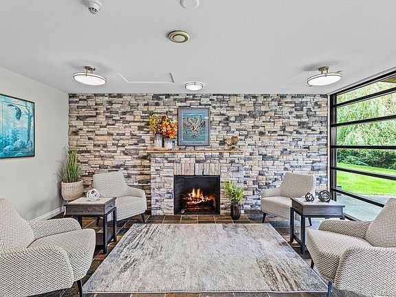 5th image of 2676 Island Hwy S #305