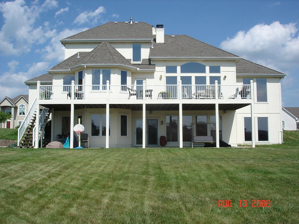 813 SW Lake Pines Drive