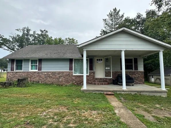 1130 W Webster St, Benton, IL 62812