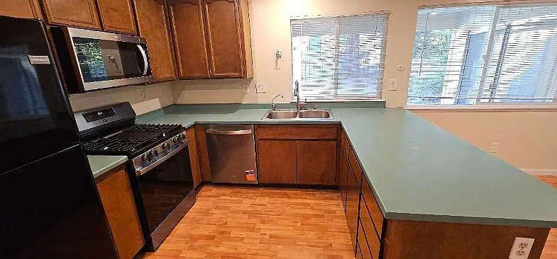 4 bed, 1900 sqft, $3,950 — Photo 3