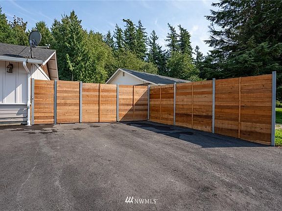 4th image of 7960 Lynnwood Dr