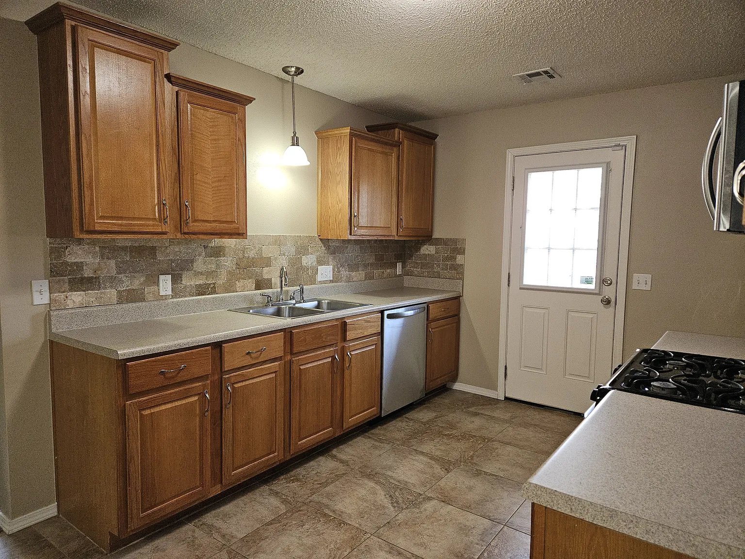 3 bed, 1437 sqft, $1,650 — Photo 2
