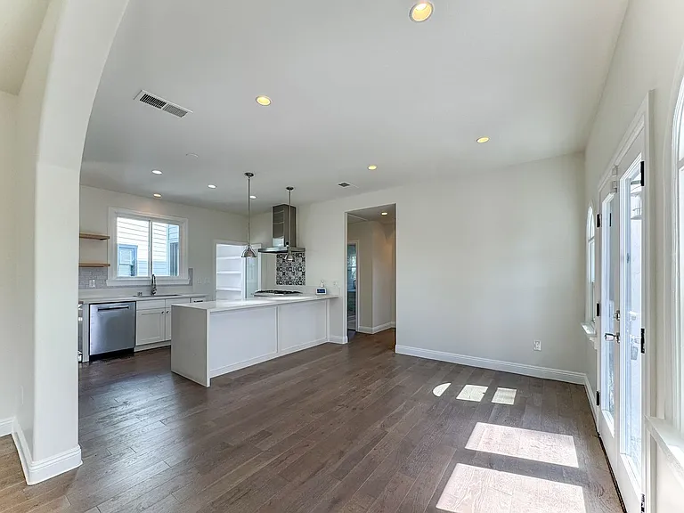 1043 S Plymouth Blvd — Photo 4