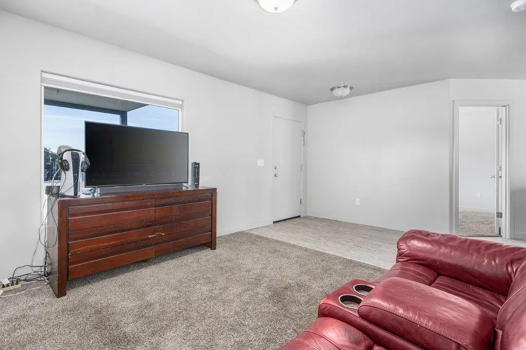2 bed, 1001 sqft, $1,650 — Photo 3