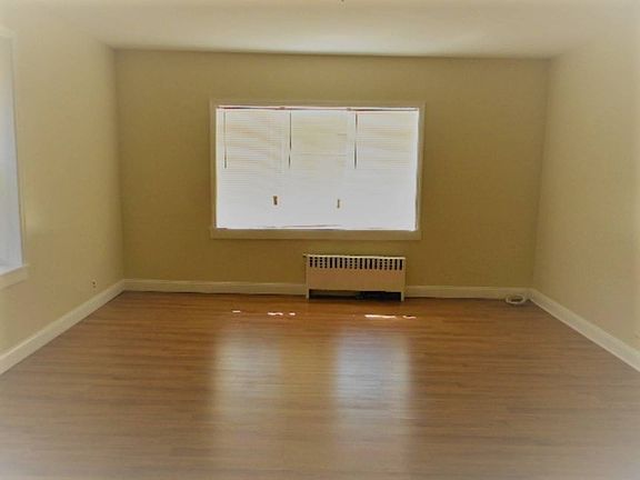 3rd image of 761 E 211th St 1 Fl 1