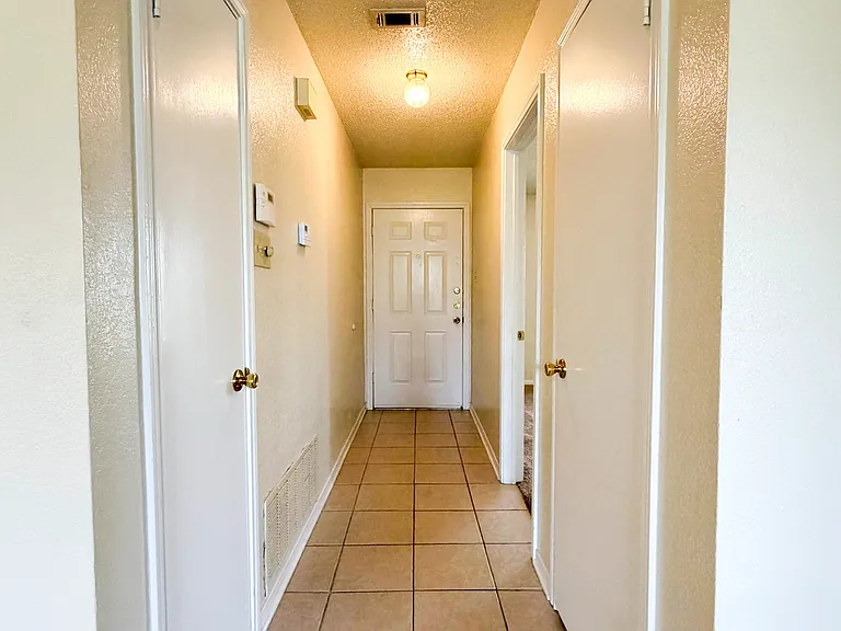 2607 Bluebonnet Dr — Photo 2