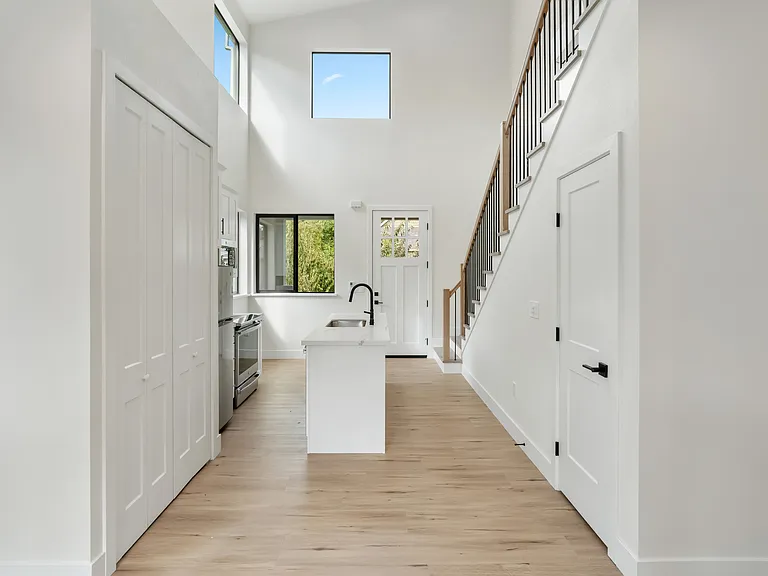 1113 Victorian Aly #1115 — Photo 2