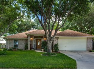 105 Country Ln, Castroville, TX 78009