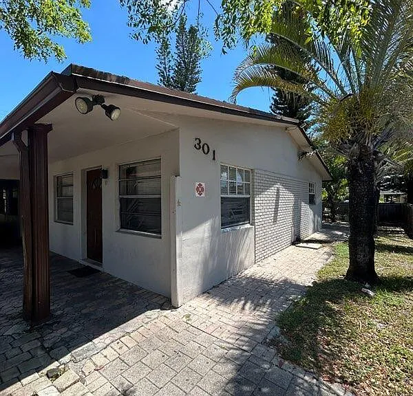 301 NW 35th Ct #10 — Photo 3