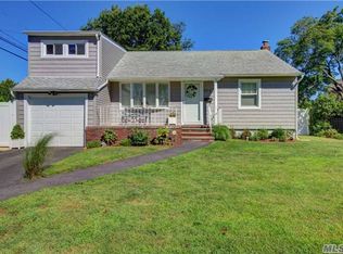 525 Kell Pl, Seaford, NY 11783