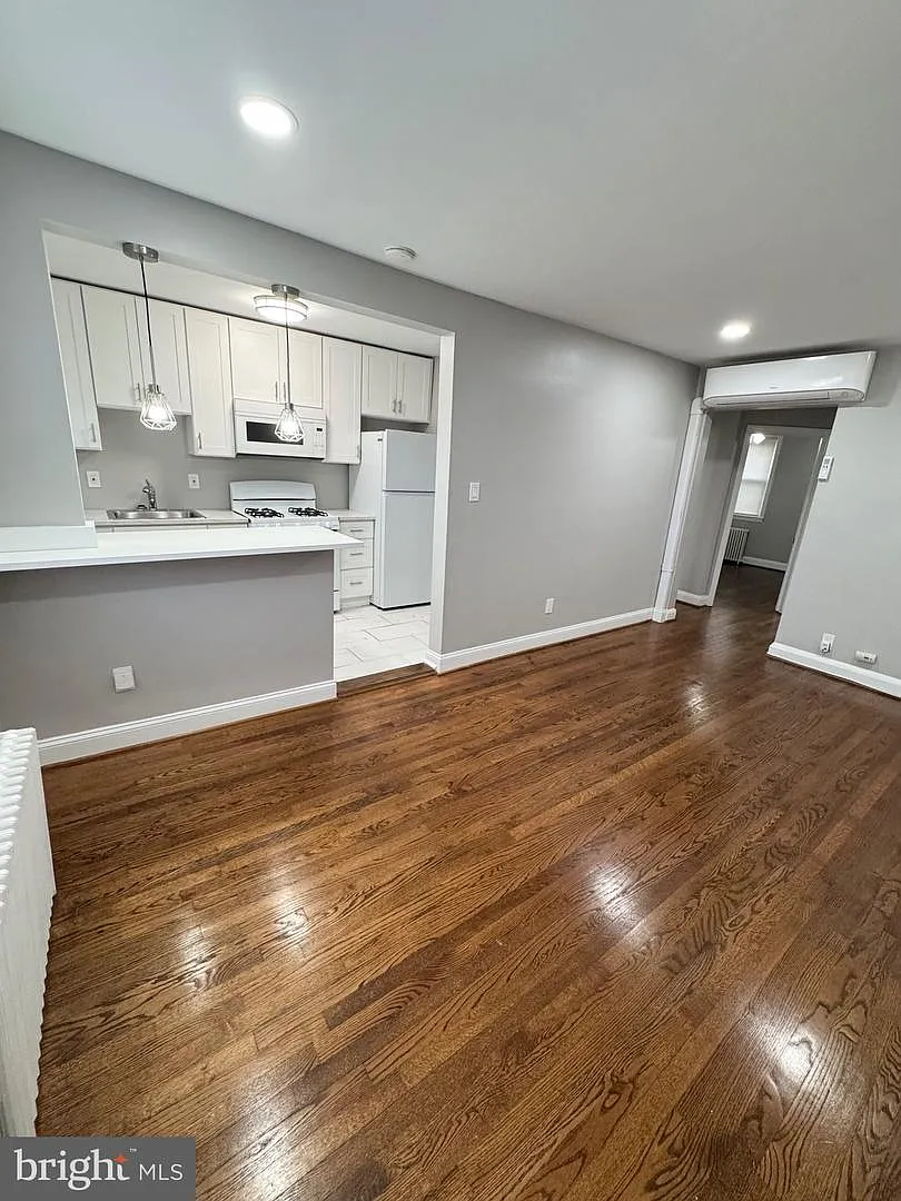 2 bed, 1.0 bath, 1098 sqft, $1,350 — Photo 3