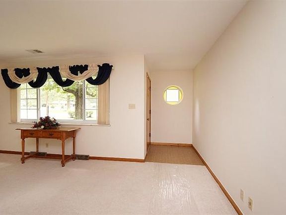 4th image of 967 Lakeshore Dr