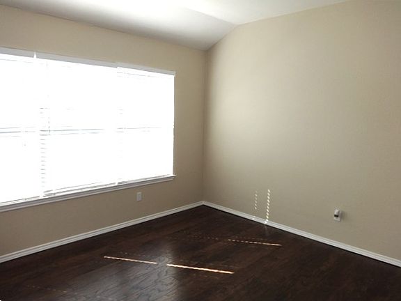 4th image of 3006 Greenlawn St