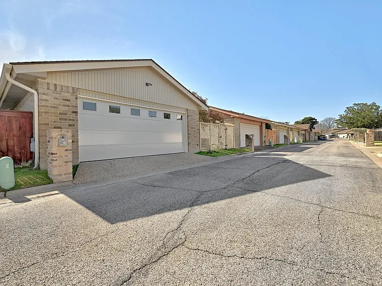 11133 Pinehurst Dr #C — Photo 29