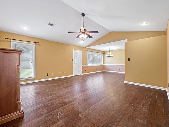 4th image of 535 Laura Dr