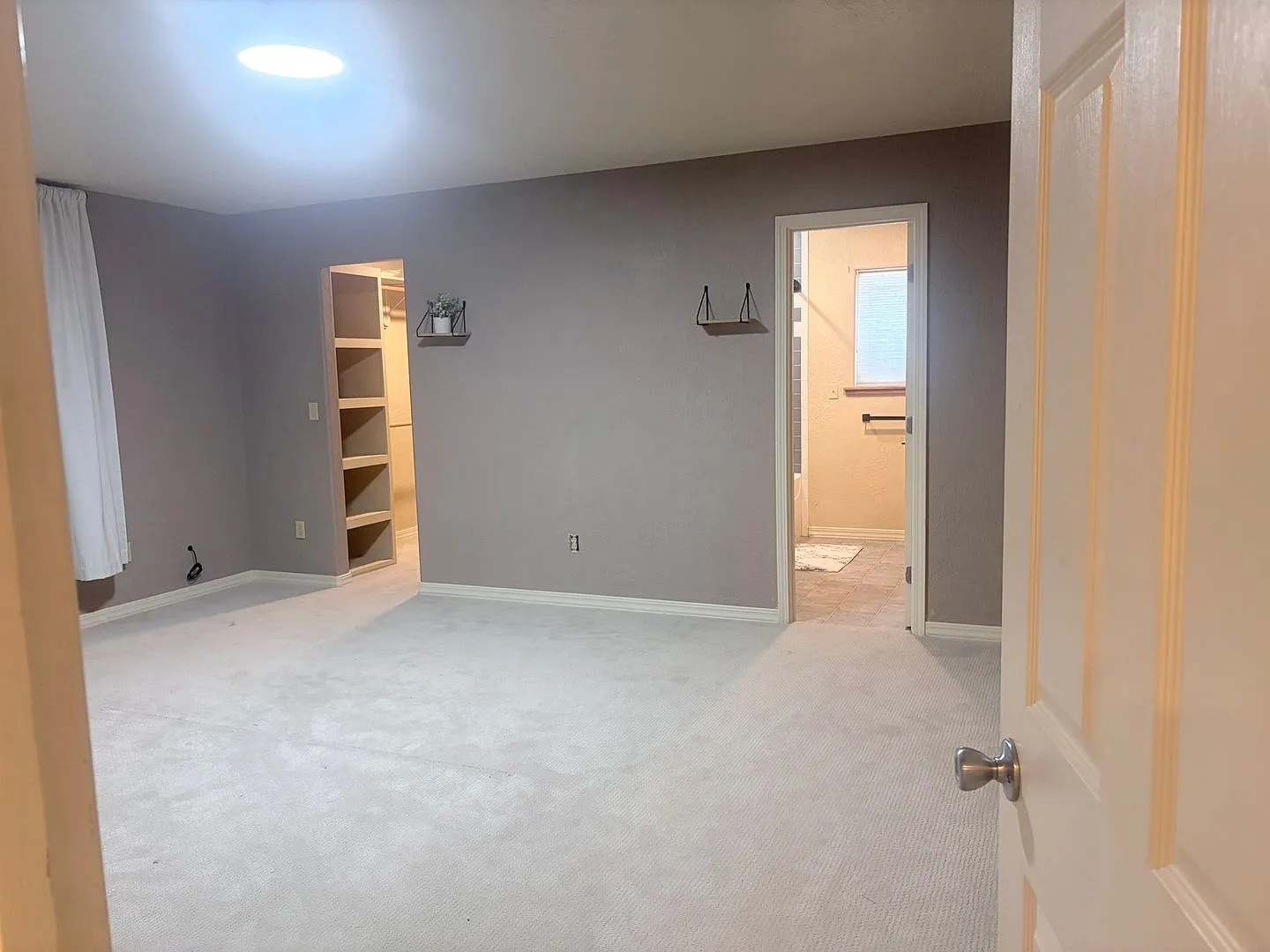 Beautiful Home off North College — Photo 1