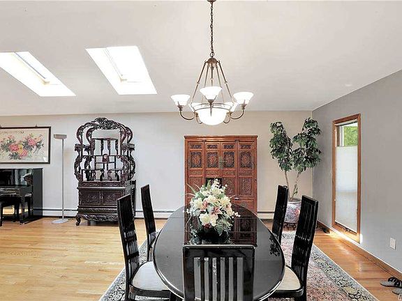 4th image of 104 Crescent Dr
