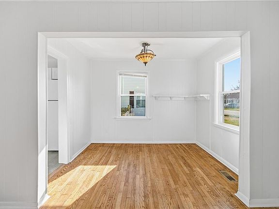 5th image of 428 Colonial Ave