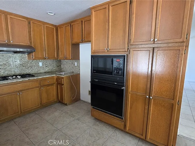20800 Regency Ct — Photo 8
