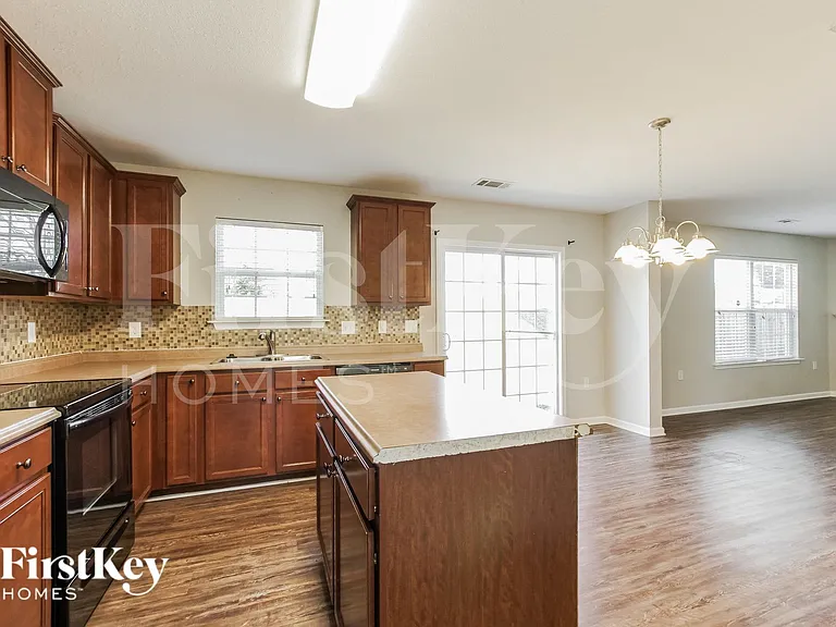 2936 Village Center Dr — Photo 6