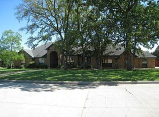 806 Shady Creek Dr, Kennedale, TX 76060