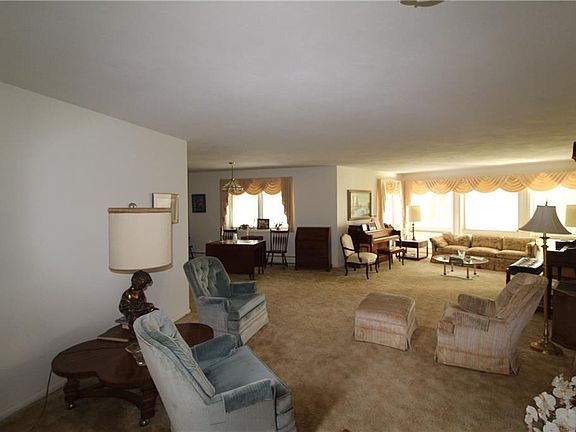 5th image of 117 Sylvan St