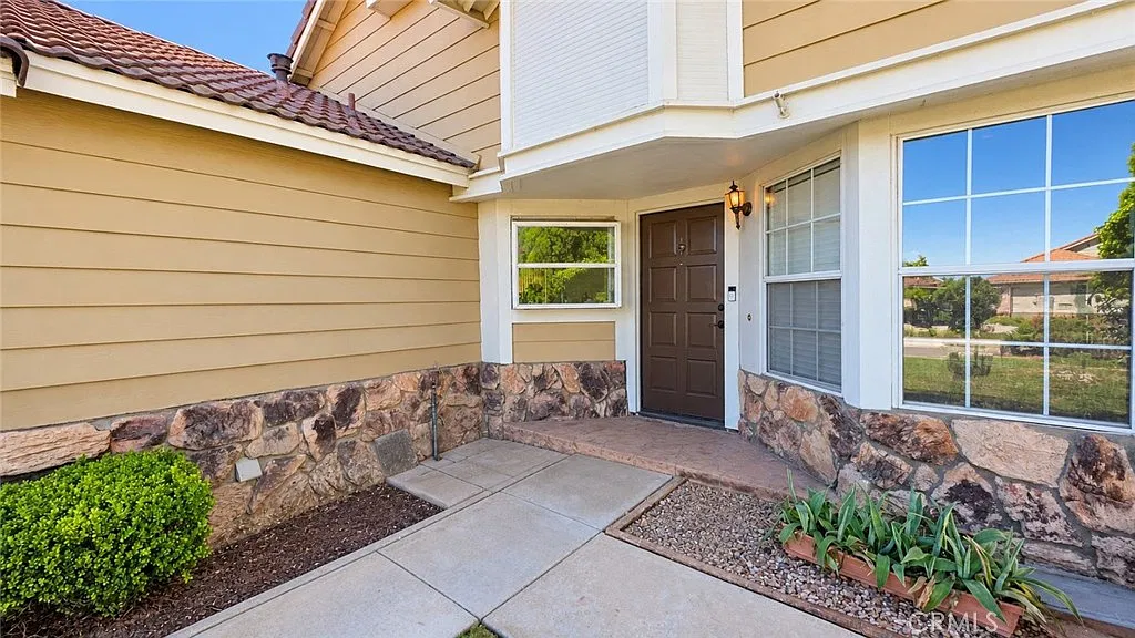 3 bed, 1310 sqft, $4,195 — Photo 2