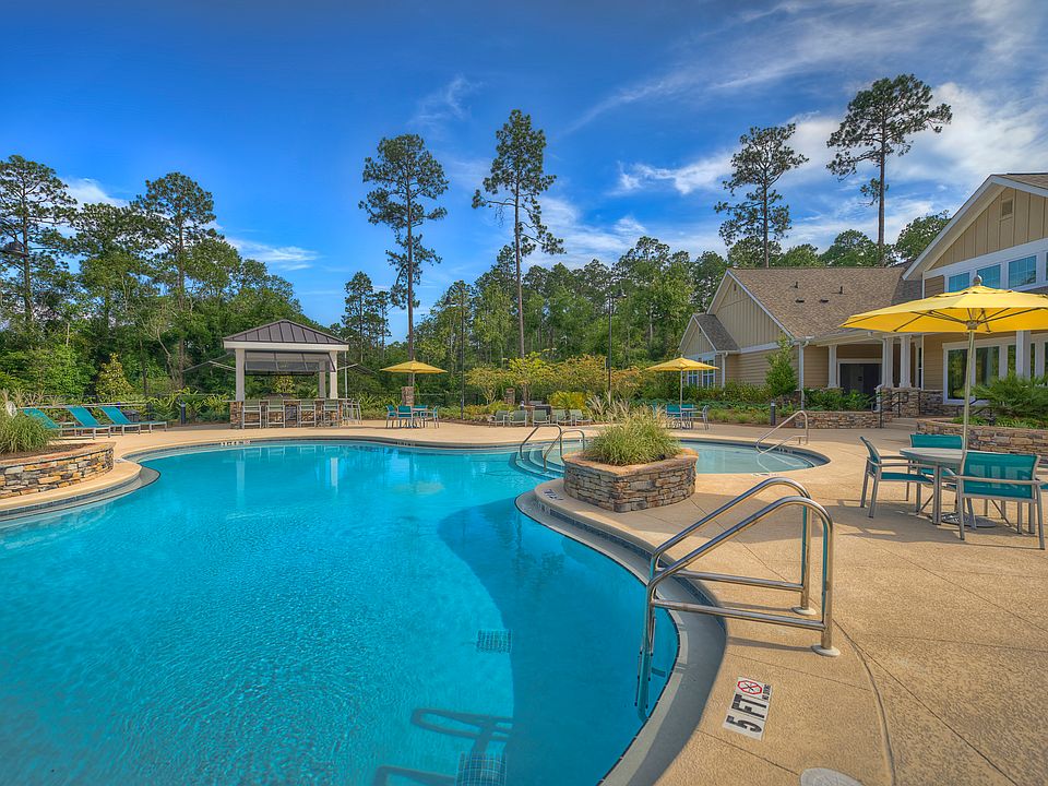 Sparkling pool with sundeck