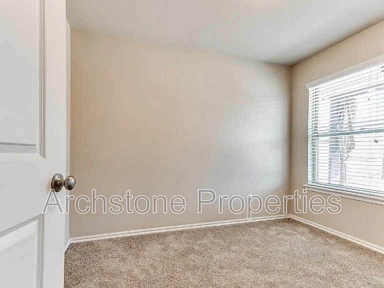 19704 Taggert Dr — Photo 14
