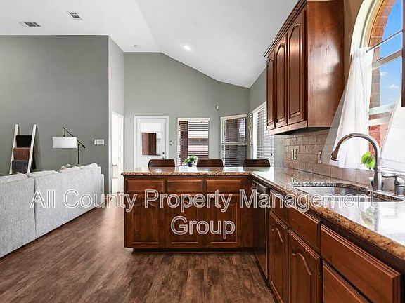 4th image of 5321 Thornbush Dr