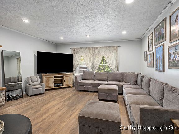 4th image of 306 N Hawley St