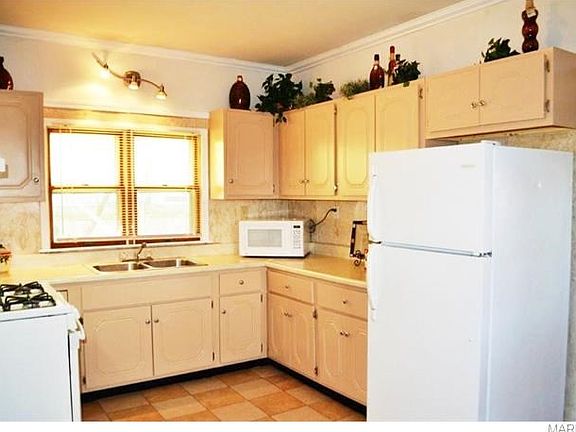 The kitchen has ceramic tile floors, a gas stove and wonderful light from the big kitchen windows.
