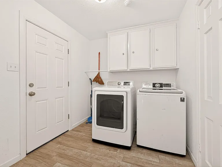 3815 Fernglade Dr — Photo 24