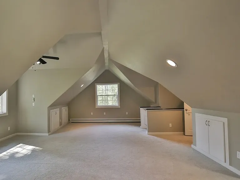 Huge bonus room next to master. Great for office hobby space
