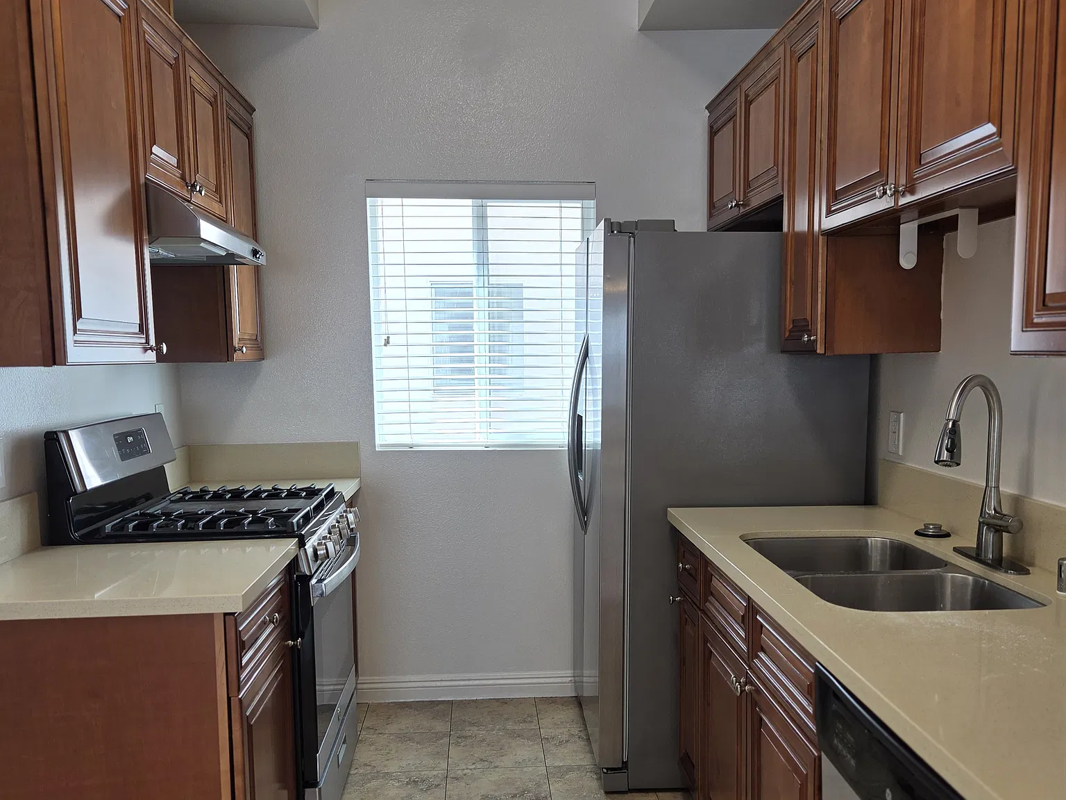 2 bed, 1.5 bath, 1300 sqft, $2,900 — Photo 2