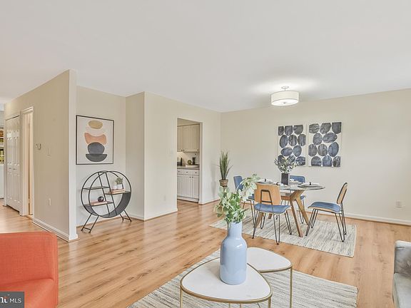 3rd image of 14847 Bodley Sq