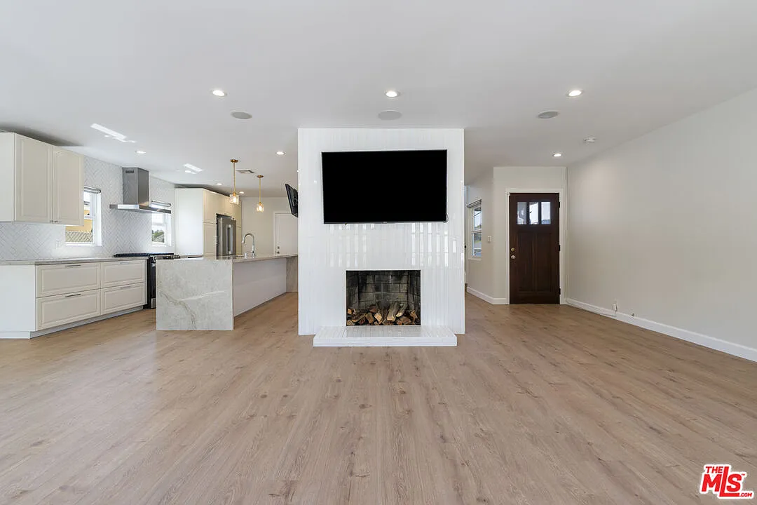 3 bed, 3.5 bath, 2168 sqft, $7,200 — Photo 4