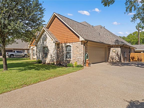 3rd image of 1607 Oak Hollow Dr