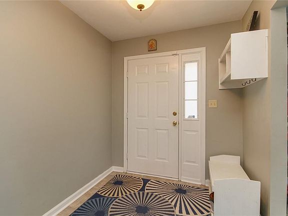 4th image of 928 Honeycutt Way
