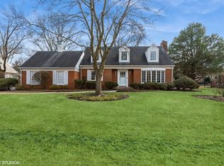 42 E Canterbury Ln, Northfield, IL 60093