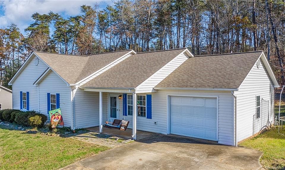 1st image of 105 Surrey Dr
