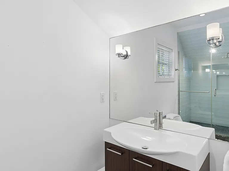 109 Franklin Ave — Photo 17